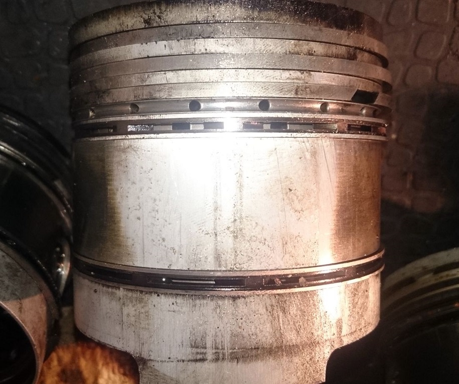 Maybah 1942 piston.jpg